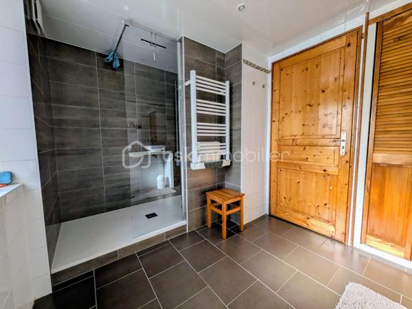 Un cocon à l’abri des regards, idéal pour une vie de famille !
Située à Landerneau, cette maison de 172 m² offre de beaux volumes et un cadre de vie agréable, à l’abri des regards, avec un charmant petit jardin propice aux moments de détente en toute tranquillité.
Avec la possibilité d’aménager jusqu’à 6 chambres, elle s’adaptera parfaitement aux besoins d’une grande famille, d’une famille recomposée ou de toute personne recherchant de l’espace pour vivre, travailler ou recevoir.
Au rez-de-chaussée, vous y trouverez, une belle pièce à vivre, un coin détente avec poêle à bois, un petit coin télé ou bureau, une chambre et un WC.
A l'étage: deux chambres et un rangement.
En rez-de-jardin : trois chambres, une salle de bains, un WC et une cave.
Côté annexe, la maison dispose d'un abri de jardin de 30 m² environ, idéal pour le rangement, le bricolage ou les loisirs.
Une maison aux multiples possibilités, qui allie espace, intimité et potentiel, pour créer un véritable lieu de vie à votre image.

Une visite s’impose pour découvrir tout ce qu’elle a à offrir.