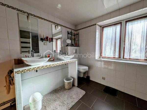 Un cocon à l’abri des regards, idéal pour une vie de famille !
Située à Landerneau, cette maison de 172 m² offre de beaux volumes et un cadre de vie agréable, à l’abri des regards, avec un charmant petit jardin propice aux moments de détente en toute tranquillité.
Avec la possibilité d’aménager jusqu’à 6 chambres, elle s’adaptera parfaitement aux besoins d’une grande famille, d’une famille recomposée ou de toute personne recherchant de l’espace pour vivre, travailler ou recevoir.
Au rez-de-chaussée, vous y trouverez, une belle pièce à vivre, un coin détente avec poêle à bois, un petit coin télé ou bureau, une chambre et un WC.
A l'étage: deux chambres et un rangement.
En rez-de-jardin : trois chambres, une salle de bains, un WC et une cave.
Côté annexe, la maison dispose d'un abri de jardin de 30 m² environ, idéal pour le rangement, le bricolage ou les loisirs.
Une maison aux multiples possibilités, qui allie espace, intimité et potentiel, pour créer un véritable lieu de vie à votre image.

Une visite s’impose pour découvrir tout ce qu’elle a à offrir.