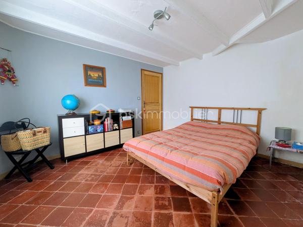 Un cocon à l’abri des regards, idéal pour une vie de famille !
Située à Landerneau, cette maison de 172 m² offre de beaux volumes et un cadre de vie agréable, à l’abri des regards, avec un charmant petit jardin propice aux moments de détente en toute tranquillité.
Avec la possibilité d’aménager jusqu’à 6 chambres, elle s’adaptera parfaitement aux besoins d’une grande famille, d’une famille recomposée ou de toute personne recherchant de l’espace pour vivre, travailler ou recevoir.
Au rez-de-chaussée, vous y trouverez, une belle pièce à vivre, un coin détente avec poêle à bois, un petit coin télé ou bureau, une chambre et un WC.
A l'étage: deux chambres et un rangement.
En rez-de-jardin : trois chambres, une salle de bains, un WC et une cave.
Côté annexe, la maison dispose d'un abri de jardin de 30 m² environ, idéal pour le rangement, le bricolage ou les loisirs.
Une maison aux multiples possibilités, qui allie espace, intimité et potentiel, pour créer un véritable lieu de vie à votre image.

Une visite s’impose pour découvrir tout ce qu’elle a à offrir.
