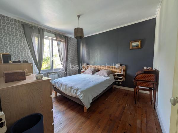 Un cocon à l’abri des regards, idéal pour une vie de famille !
Située à Landerneau, cette maison de 172 m² offre de beaux volumes et un cadre de vie agréable, à l’abri des regards, avec un charmant petit jardin propice aux moments de détente en toute tranquillité.
Avec la possibilité d’aménager jusqu’à 6 chambres, elle s’adaptera parfaitement aux besoins d’une grande famille, d’une famille recomposée ou de toute personne recherchant de l’espace pour vivre, travailler ou recevoir.
Au rez-de-chaussée, vous y trouverez, une belle pièce à vivre, un coin détente avec poêle à bois, un petit coin télé ou bureau, une chambre et un WC.
A l'étage: deux chambres et un rangement.
En rez-de-jardin : trois chambres, une salle de bains, un WC et une cave.
Côté annexe, la maison dispose d'un abri de jardin de 30 m² environ, idéal pour le rangement, le bricolage ou les loisirs.
Une maison aux multiples possibilités, qui allie espace, intimité et potentiel, pour créer un véritable lieu de vie à votre image.

Une visite s’impose pour découvrir tout ce qu’elle a à offrir.