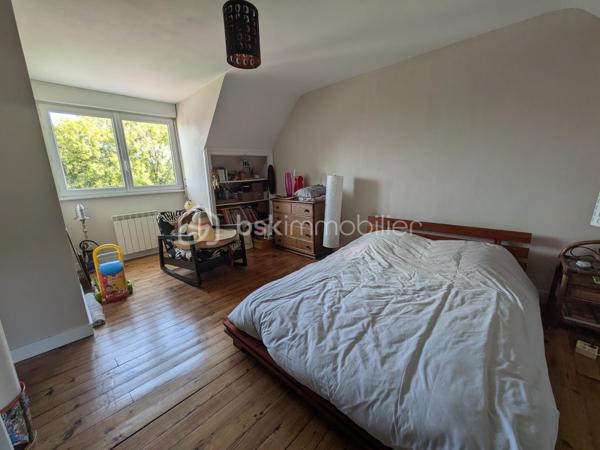 Un cocon à l’abri des regards, idéal pour une vie de famille !
Située à Landerneau, cette maison de 172 m² offre de beaux volumes et un cadre de vie agréable, à l’abri des regards, avec un charmant petit jardin propice aux moments de détente en toute tranquillité.
Avec la possibilité d’aménager jusqu’à 6 chambres, elle s’adaptera parfaitement aux besoins d’une grande famille, d’une famille recomposée ou de toute personne recherchant de l’espace pour vivre, travailler ou recevoir.
Au rez-de-chaussée, vous y trouverez, une belle pièce à vivre, un coin détente avec poêle à bois, un petit coin télé ou bureau, une chambre et un WC.
A l'étage: deux chambres et un rangement.
En rez-de-jardin : trois chambres, une salle de bains, un WC et une cave.
Côté annexe, la maison dispose d'un abri de jardin de 30 m² environ, idéal pour le rangement, le bricolage ou les loisirs.
Une maison aux multiples possibilités, qui allie espace, intimité et potentiel, pour créer un véritable lieu de vie à votre image.

Une visite s’impose pour découvrir tout ce qu’elle a à offrir.