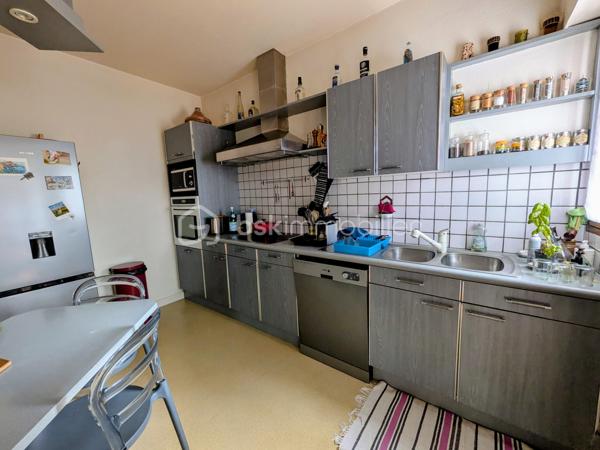 Un cocon à l’abri des regards, idéal pour une vie de famille !
Située à Landerneau, cette maison de 172 m² offre de beaux volumes et un cadre de vie agréable, à l’abri des regards, avec un charmant petit jardin propice aux moments de détente en toute tranquillité.
Avec la possibilité d’aménager jusqu’à 6 chambres, elle s’adaptera parfaitement aux besoins d’une grande famille, d’une famille recomposée ou de toute personne recherchant de l’espace pour vivre, travailler ou recevoir.
Au rez-de-chaussée, vous y trouverez, une belle pièce à vivre, un coin détente avec poêle à bois, un petit coin télé ou bureau, une chambre et un WC.
A l'étage: deux chambres et un rangement.
En rez-de-jardin : trois chambres, une salle de bains, un WC et une cave.
Côté annexe, la maison dispose d'un abri de jardin de 30 m² environ, idéal pour le rangement, le bricolage ou les loisirs.
Une maison aux multiples possibilités, qui allie espace, intimité et potentiel, pour créer un véritable lieu de vie à votre image.

Une visite s’impose pour découvrir tout ce qu’elle a à offrir.