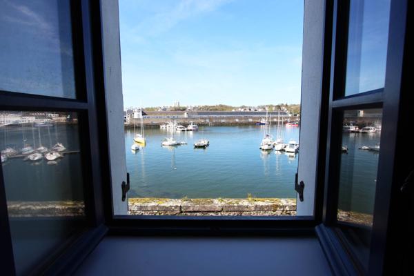 UN APPARTEMENT DE TYPE 3, MEUBLE, SITUE AU CŒUR DE LA VILLE CLOSE A CONCARNEAU. -