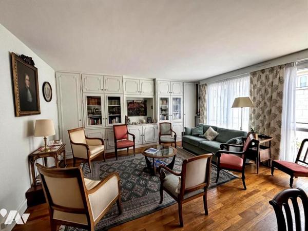 APPARTEMENT AVEC BALCON ET PARKING CENTRE VILLE