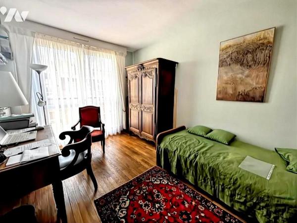 APPARTEMENT AVEC BALCON ET PARKING CENTRE VILLE