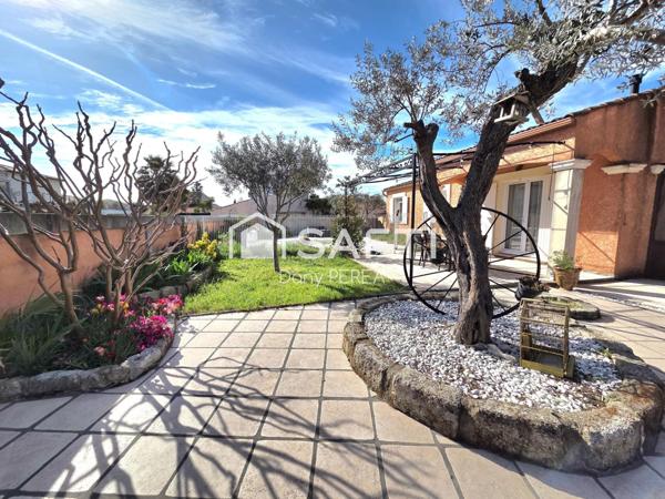 Villa avec piscine, jacuzzi, jardin et garage.