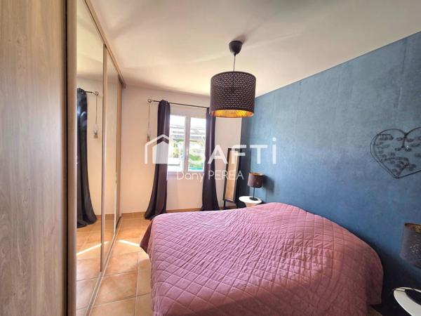 Villa avec piscine, jacuzzi, jardin et garage.