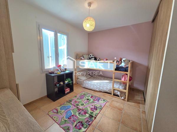 Villa avec piscine, jacuzzi, jardin et garage.