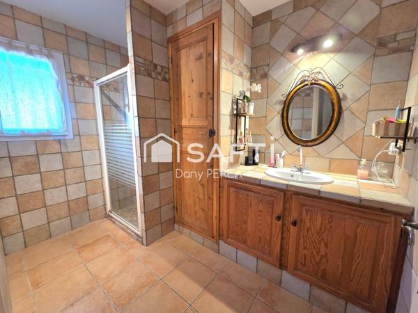 Villa avec piscine, jacuzzi, jardin et garage.