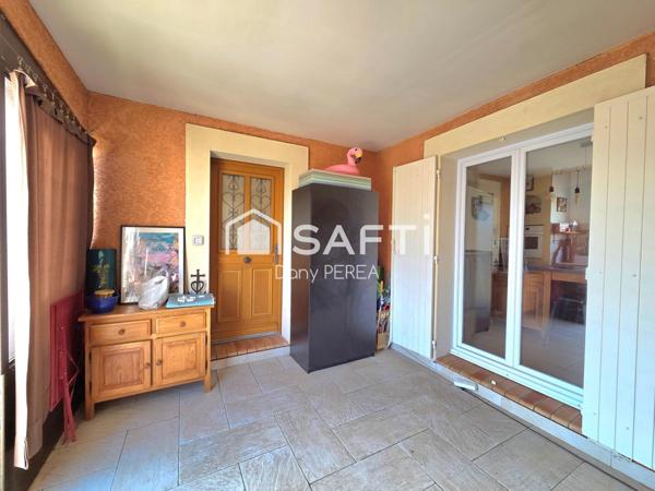 Villa avec piscine, jacuzzi, jardin et garage.