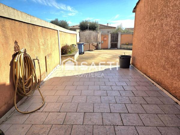 Villa avec piscine, jacuzzi, jardin et garage.