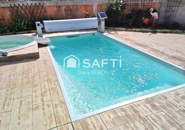 Villa avec piscine, jacuzzi, jardin et garage.