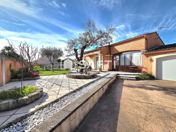 Villa avec piscine, jacuzzi, jardin et garage.