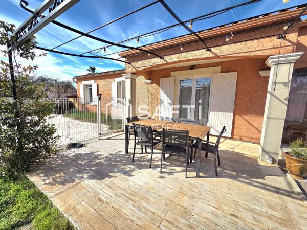 Villa avec piscine, jacuzzi, jardin et garage.