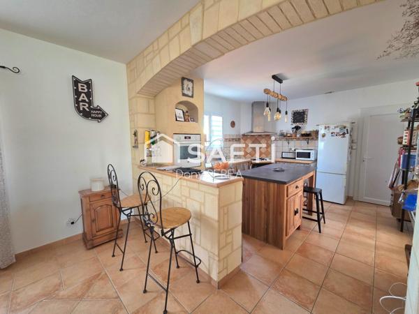 Villa avec piscine, jacuzzi, jardin et garage.