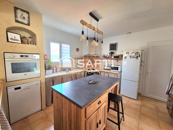 Villa avec piscine, jacuzzi, jardin et garage.