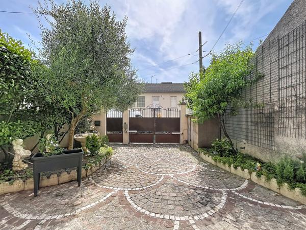 Maison
         5 pièces
        - 109 m² Exclusivité 285 000 € *