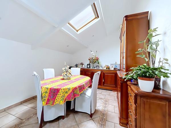 Maison
         5 pièces
        - 109 m² Exclusivité 285 000 € *