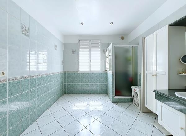 Maison
         5 pièces
        - 109 m² Exclusivité 285 000 € *