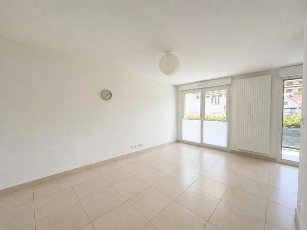 ROSENAU – Très bel appartement 2 pièces de 43 m² avec terrasse de 10 m², cave et 2 places de parking privatives – À proximité immédiate de la Suisse !