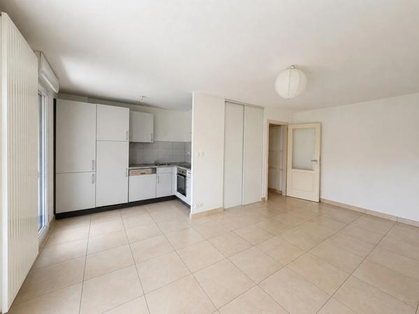 ROSENAU – Très bel appartement 2 pièces de 43 m² avec terrasse de 10 m², cave et 2 places de parking privatives – À proximité immédiate de la Suisse !