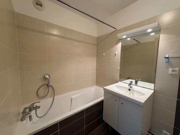 ROSENAU – Très bel appartement 2 pièces de 43 m² avec terrasse de 10 m², cave et 2 places de parking privatives – À proximité immédiate de la Suisse !