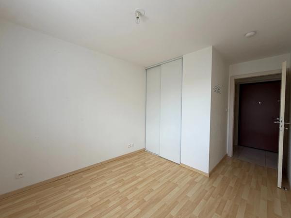 ROSENAU – Très bel appartement 2 pièces de 43 m² avec terrasse de 10 m², cave et 2 places de parking privatives – À proximité immédiate de la Suisse !