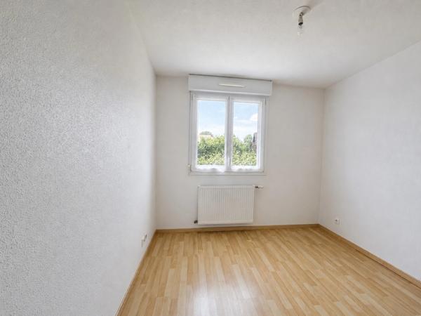 ROSENAU – Très bel appartement 2 pièces de 43 m² avec terrasse de 10 m², cave et 2 places de parking privatives – À proximité immédiate de la Suisse !