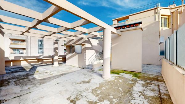 NICE - TZAREWITCH : VASTE 6 PIÈCES EN DERNIER ÉTAGE TRAVERSANT AVEC TERRASSES ET BALCONS