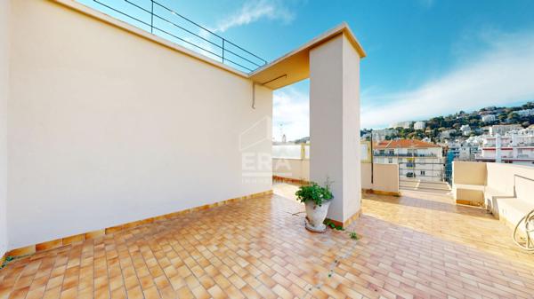 NICE - TZAREWITCH : VASTE 6 PIÈCES EN DERNIER ÉTAGE TRAVERSANT AVEC TERRASSES ET BALCONS