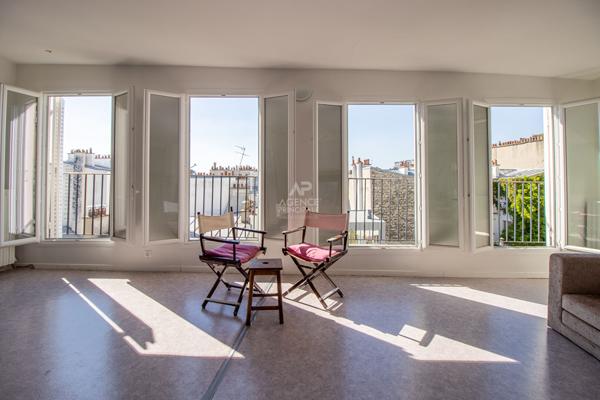 PARIS 18EME - MONTMARTRE - RUE THOLOZE - DERNIER ETAGE ! BALCONNET A TOUTES LES FENETRES ! 885 000 € **  - Référence  6877-NG