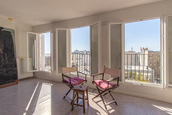 PARIS 18EME - MONTMARTRE - RUE THOLOZE - DERNIER ETAGE ! BALCONNET A TOUTES LES FENETRES ! 885 000 € **  - Référence  6877-NG