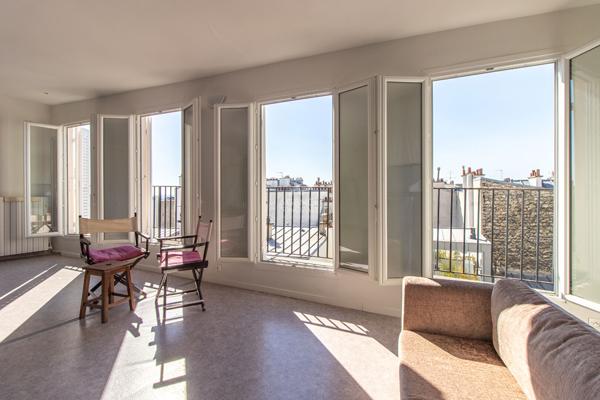 PARIS 18EME - MONTMARTRE - RUE THOLOZE - DERNIER ETAGE ! BALCONNET A TOUTES LES FENETRES ! 885 000 € **  - Référence  6877-NG