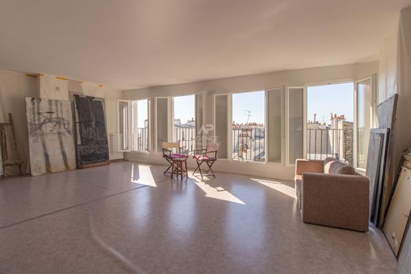 PARIS 18EME - MONTMARTRE - RUE THOLOZE - DERNIER ETAGE ! BALCONNET A TOUTES LES FENETRES ! 885 000 € **  - Référence  6877-NG
