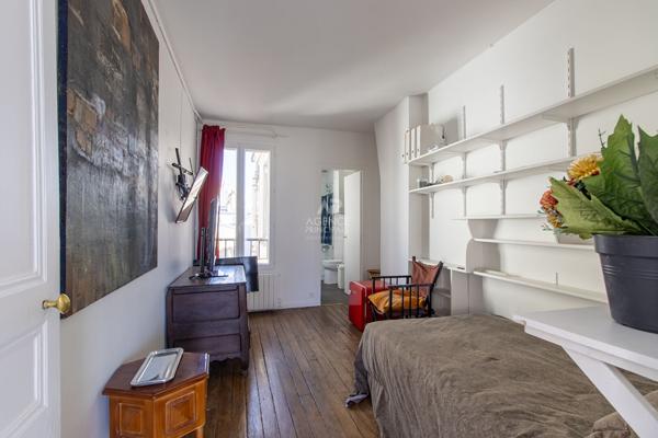 PARIS 18EME - MONTMARTRE - RUE THOLOZE - DERNIER ETAGE ! BALCONNET A TOUTES LES FENETRES ! 885 000 € **  - Référence  6877-NG