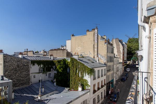 PARIS 18EME - MONTMARTRE - RUE THOLOZE - DERNIER ETAGE ! BALCONNET A TOUTES LES FENETRES ! 885 000 € **  - Référence  6877-NG