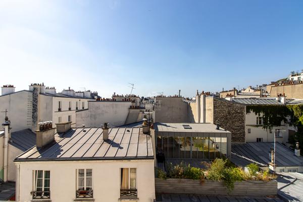 PARIS 18EME - MONTMARTRE - RUE THOLOZE - DERNIER ETAGE ! BALCONNET A TOUTES LES FENETRES ! 885 000 € **  - Référence  6877-NG