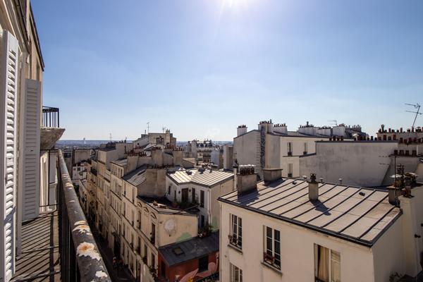 PARIS 18EME - MONTMARTRE - RUE THOLOZE - DERNIER ETAGE ! BALCONNET A TOUTES LES FENETRES ! 885 000 € **  - Référence  6877-NG