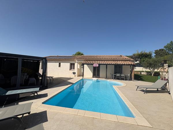 Villa récente récente de plain pied d'env. 130 m² sur parcelle de terrain de 556 m² avec  garage tet piscine