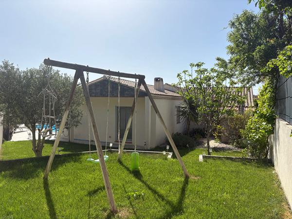 Villa récente récente de plain pied d'env. 130 m² sur parcelle de terrain de 556 m² avec  garage tet piscine
