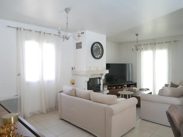 Villa récente récente de plain pied d'env. 130 m² sur parcelle de terrain de 556 m² avec  garage tet piscine
