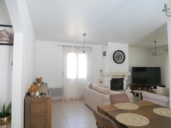 Villa récente récente de plain pied d'env. 130 m² sur parcelle de terrain de 556 m² avec  garage tet piscine
