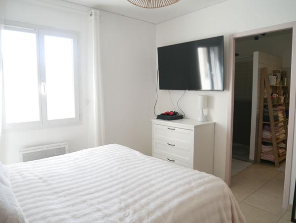 Villa récente récente de plain pied d'env. 130 m² sur parcelle de terrain de 556 m² avec  garage tet piscine