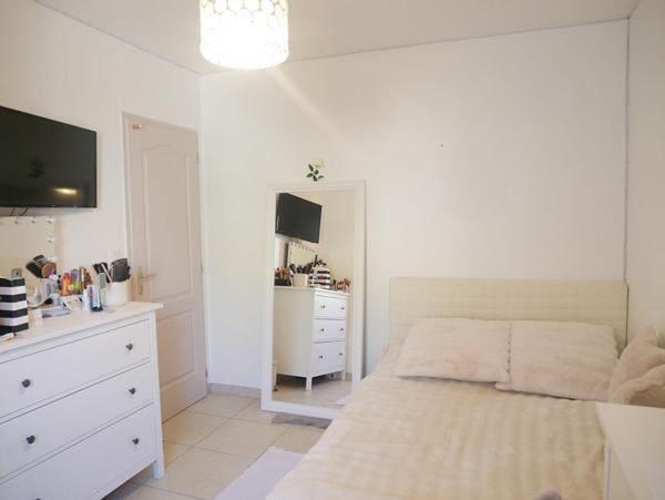 Villa récente récente de plain pied d'env. 130 m² sur parcelle de terrain de 556 m² avec  garage tet piscine