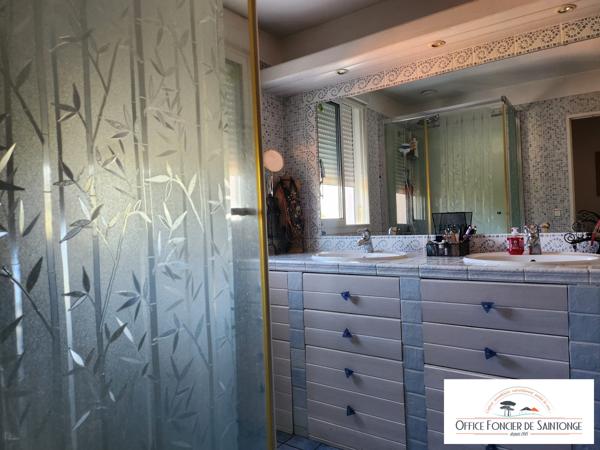 Propriété comprenant une maison principale d'habitation et 3 gites indépendants