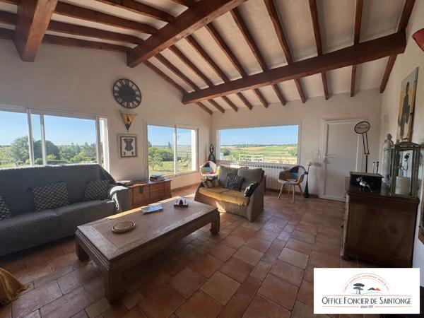 Propriété comprenant une maison principale d'habitation et 3 gites indépendants