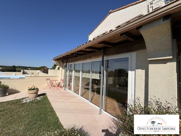 Propriété comprenant une maison principale d'habitation et 3 gites indépendants