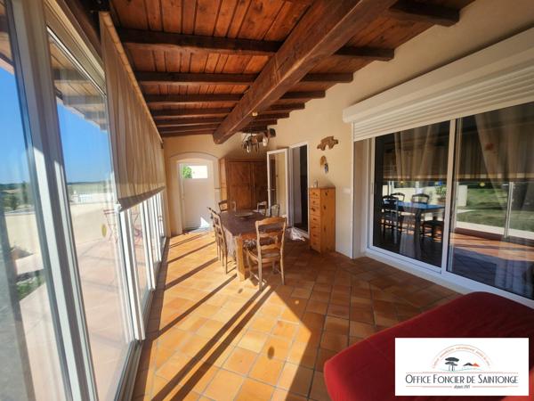 Propriété comprenant une maison principale d'habitation et 3 gites indépendants