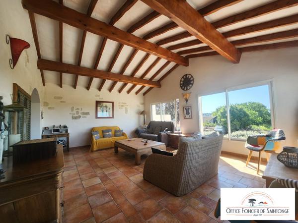 Propriété comprenant une maison principale d'habitation et 3 gites indépendants