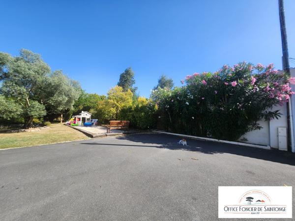 Propriété comprenant une maison principale d'habitation et 3 gites indépendants